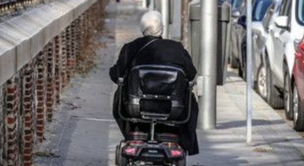 Deruba un pensionato sullo scooter per disabili, poi si mettere a ridere e fugge col bottino