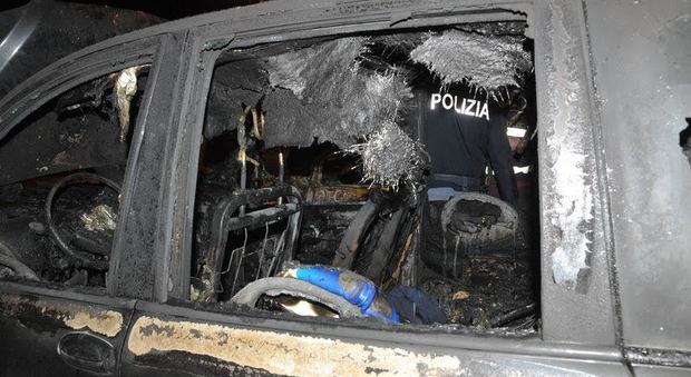 Strage di auto nella periferia leccese: al fuoco cinque mezzi