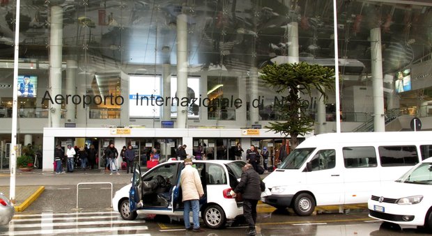 Il volo non parte, rabbia per 180 viaggiatori a Capodichino | Video