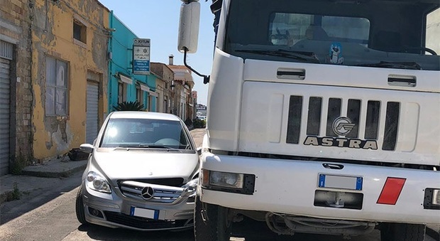 San Benedetto, incidente tra tre mezzi il traffico dell'area portuale va in tilt