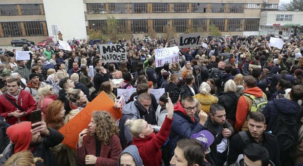 Choc in Bosnia, istituto per bimbi disabili come un lager. In migliaia protestano davanti al parlamento di Sarajevo