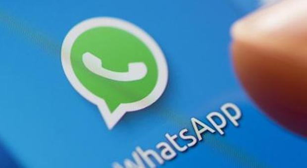 Annuncia il suicidio alla compagna su WhatsApp. Ma un errore gli salva la vita
