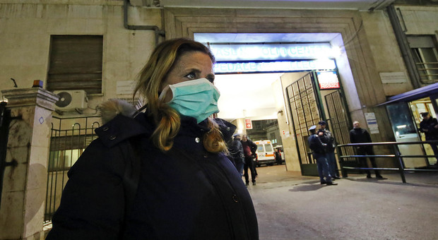 Napoli, aggressione finisce nel sangue: 33enne accoltellato vicino alla stazione