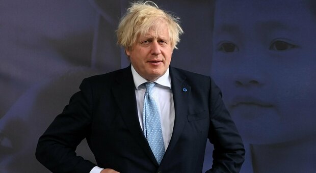 «Boris Johnson stava morendo annegato in vacanza», la rivelazione del Times