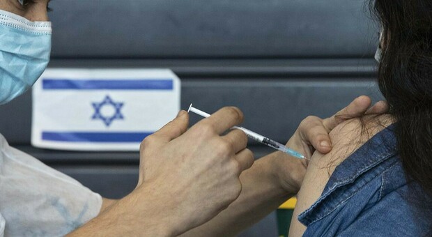 Quarta dose offre tripla protezione contro i casi gravi: l'annuncio da Israele