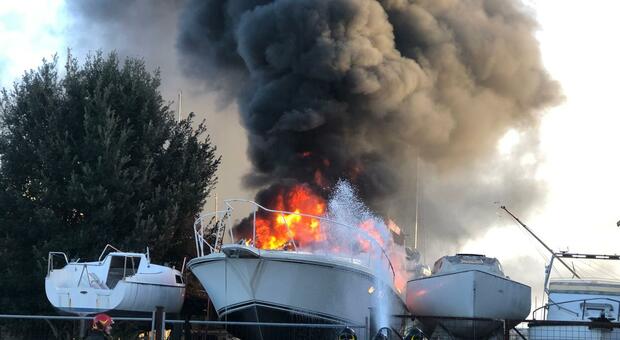 Motoscafo a fuoco, scatta l’allarme: il rogo nella zona dei cantieri navali a Civitanova
