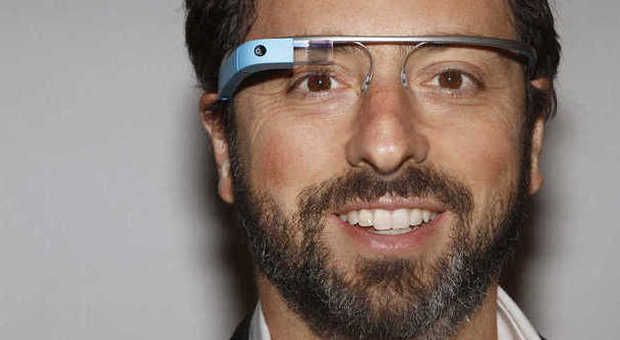 Il co-fondatore di Google Sergey Brin con i Google Glass