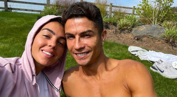 Cristiano Ronaldo e Georgina Rodriguez potranno vivere insieme: superata la legge saudita contro le coppie non sposate