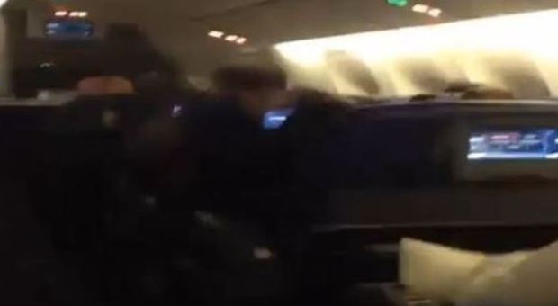 Terrore in volo per la maxiturbolenza: passeggeri feriti sull'aereo per Dallas