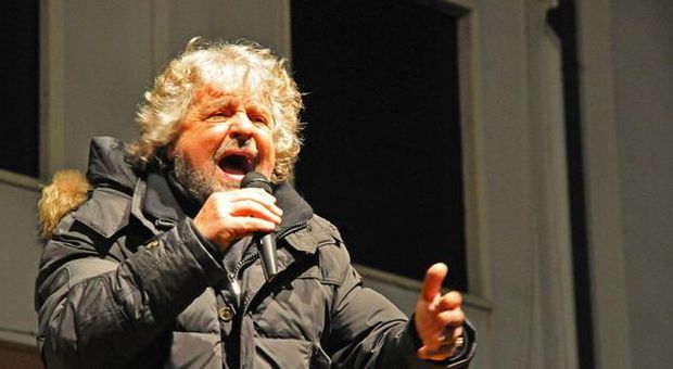 Grillo, caccia ai giornalisti "anti-5 Stelle": «Segnalate quelli ostili» Poi insulta editorialista dell'Unità