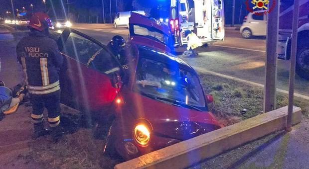 Fiat 500 finisce nel fossato: due feriti incastrati nell'abitacolo