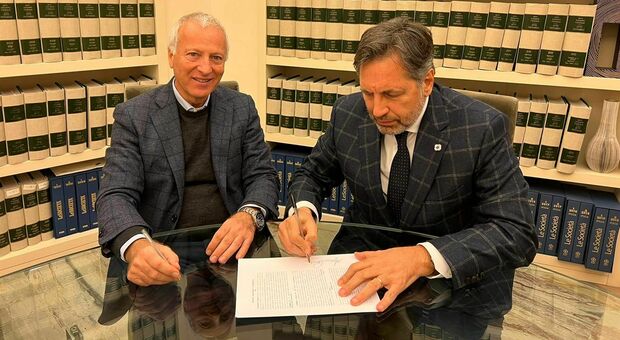 Amazon, ora ci siamo: Interporto e Scannell firmano il contratto per il polo logistico nelle Marche (Nella foto: la firma tra Stronati e il notaio Varriale)