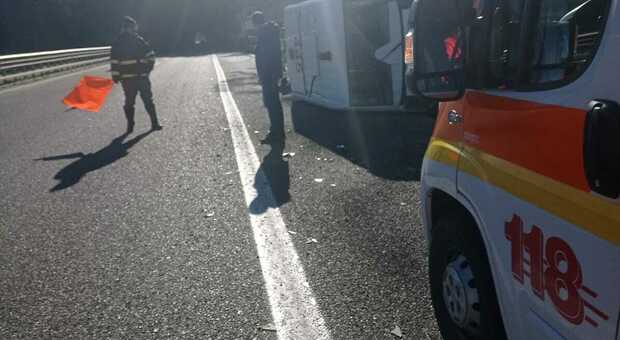 Si ribalta un portavalori in autostrada: due feriti