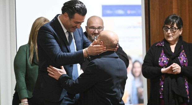 Il sindaco Gianluca abbraccia il consigliere Diego Guerriero