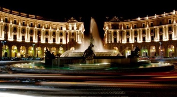 Roma, tutti nudi all'alba nella fontana delle Naiadi: denunciati 6 turisti inglesi