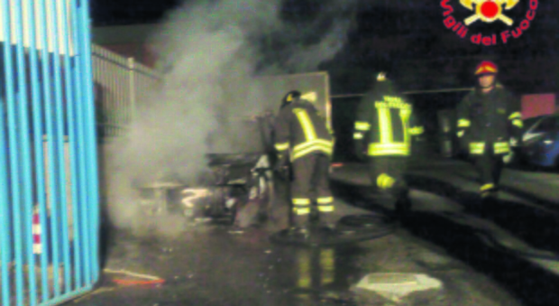 Incendio di un'autovettura in centro a Marcianise: è giallo