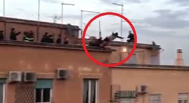 Roma, si lancia dal quinto piano di un palazzo, la polizia lo afferra per le gambe: l'incredibile salvataggio