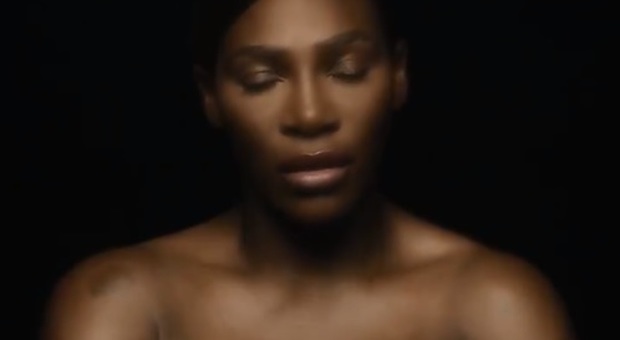 Serena Williams canta in topless per beneficienza