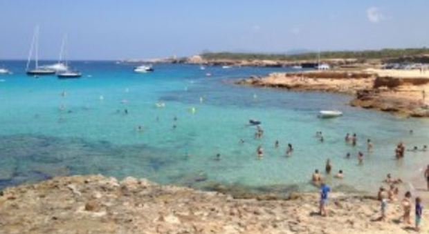 La vacanza a Ibiza finisce in tragedia Tuffo choc: Luca muore a 20 anni