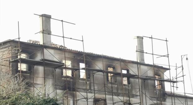 L'antrica Villa Papanini distrutta dal rogo divampato nel pomeriggio di mercoledì
