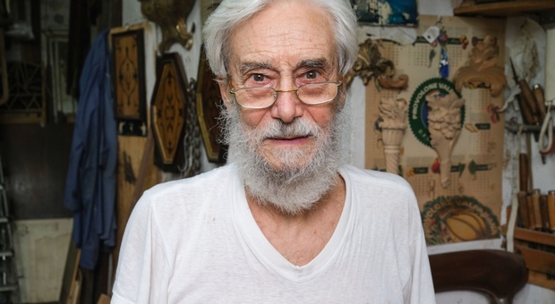 Umberto Cervo, l'ultimo intagliatore di Napoli: «Ho 81 anni, vorrei trasmettere la mia esperienza»