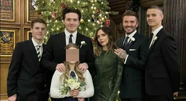 David Beckham con Victoria e i figli per la foto di Natale: un dettaglio non sfugge ai fan