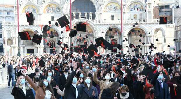 Le lauree di Ca' Foscari in piazza San Marco. L'ateneo lancia da settembre le lezioni anche al sabato