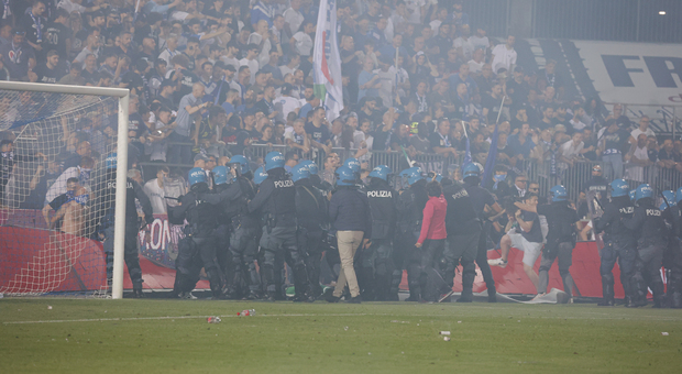 Brescia retrocesso in serie C ai playout: gli ultrà scatenano l'inferno, invasione di campo e scontri con la polizia VIDEO