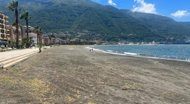 immagine Beffa a Castellammare il mare è balneabile ma la spiaggia è vietata