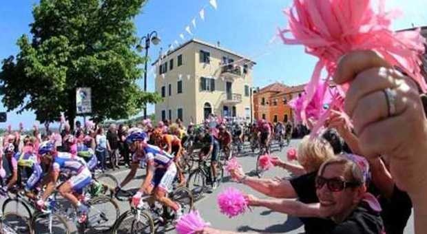 Rapallo, controlli a sorpresa al Giro d'Italia in cerca di motorini elettrici sotto le selle