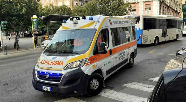 L'ambulanza della Croce Gialla in piazza Roma