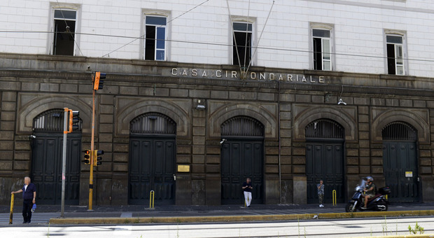 L'ingresso della Casa Circondariale di Poggioreale dove una donna ha introdotto cinque cellulare da consegnare al compagno detenuto