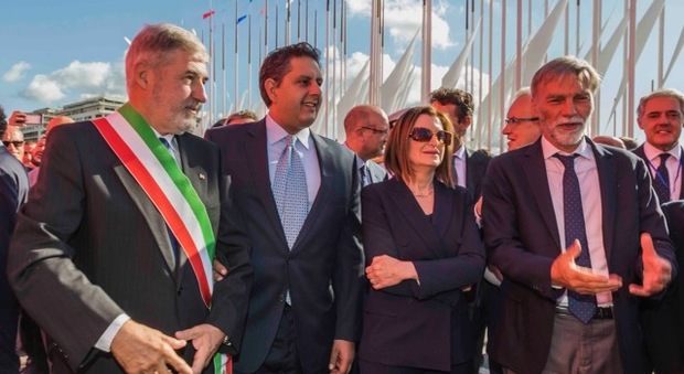 da destra il ministro Delrio, la presidente di Ucina Carla Demaria, il presidente della Regione Liguria Toti e il sindaco di Genova Bucci