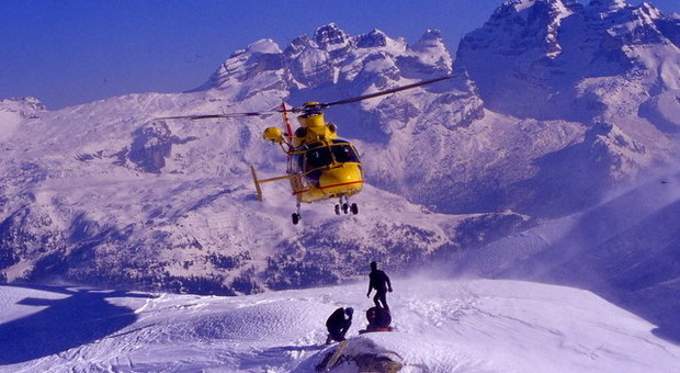 Maestro di sci muore cadendo dall'elicottero in volo: agganciato e trascinato nel vuoto