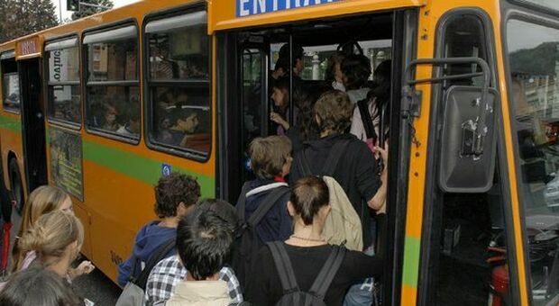 Pesaro, sui bus e in classe la metà degli studenti: per gli altri didattica a distanza