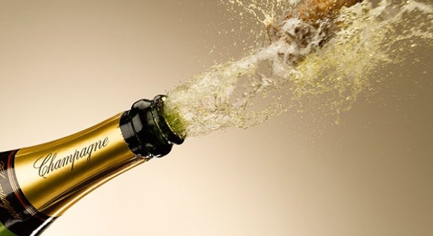 Rubano bottiglie di champagne per Capodanno nel Napoletano: coppia ai domiciliari