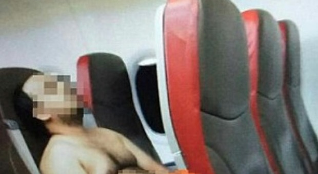 Malesia, passeggero si spoglia in aereo, guarda un porno e aggredisce hostess: arrestato
