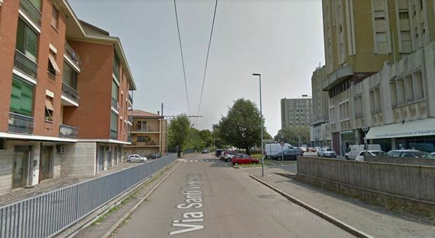 Modena, 28enne investita due volte in dieci minuti: prima a piedi e poi in bici. È grave