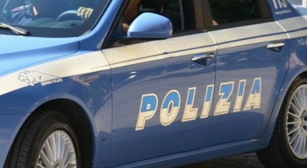 Uomo trovato morto, il cadavere sgozzato in strada: orrore a Salerno