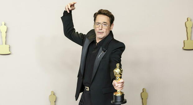 Robert Downey Jr, la droga e il carcere. L'attore che ha vinto l'Oscar (umiliato sul palco): «Ringrazio la mia terribile infanzia»