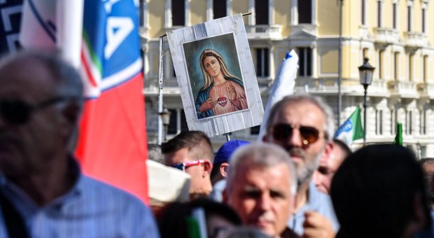 Centrodestra, manifestazione a Roma: sui social lo sfottò antagonista