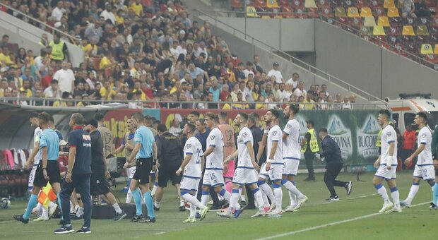 I tifosi cantano «il Kosovo è Serbia» e la partita con la Romania viene sospesa. I calciatori escono dal campo