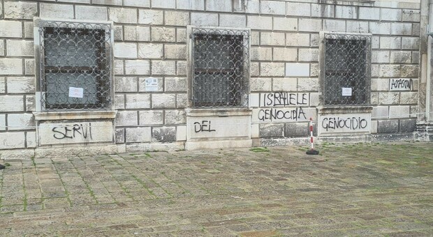 Venezia. Sulla facciata principale della sede Rai del Veneto appaiono le scritte: "Servi del genocidio"