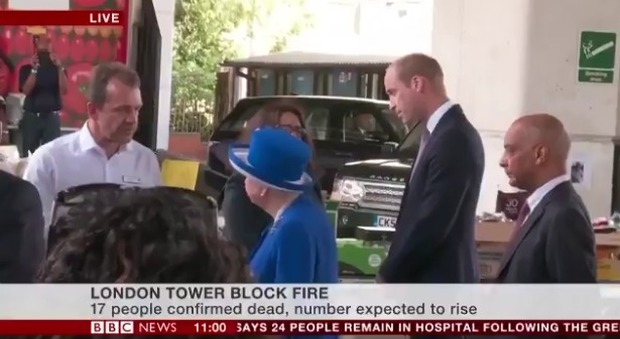 Londra, incendio alla Grenfell tower: la regina Elisabetta e William sul luogo della tragedia