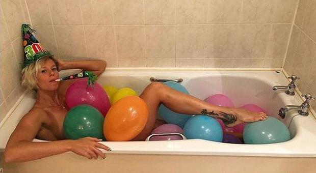 Federica Pellegrini compie 30 anni, per i suoi fan foto sexy in vasca...