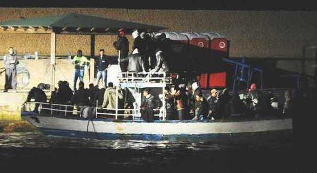 Lampedusa, salvati nella notte 104 migranti a bordo di un gommone