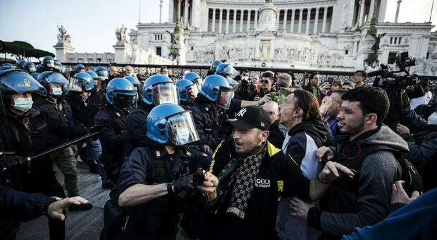 Coronavirus a Roma, protesta non autorizzata dei negazionisti: tensioni e fermi