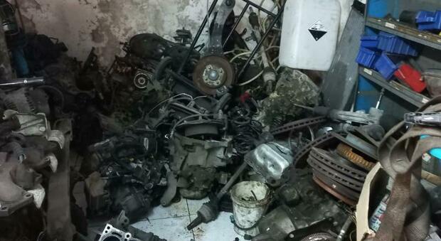 Materiale rinvenuto dalla polizia metropolitana nelle varie aziende sequestrate a Caivano