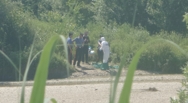 Falconara, il cadavere del fiume non ha ancora un nome: attesa per l'autopsia