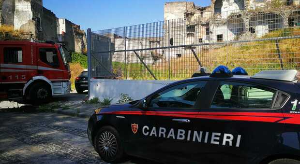 Ruba lo zaino di un operaio e fugge inseguito dalla vittima: arrestato dai carabinieri